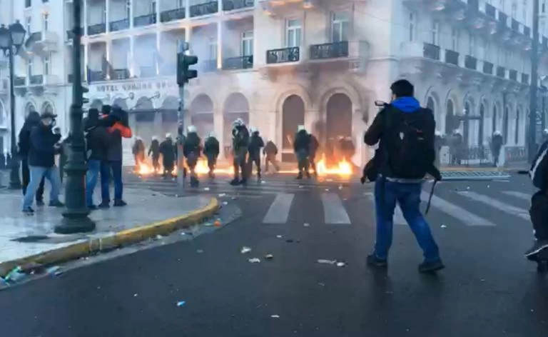 Σύνταγμα: Μολότοφ, χημικά και νέος γύρος επεισοδίων μετά την αποχώρηση του κόσμου – Δείτε ζωντανά (βίντεο)